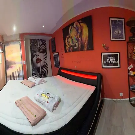 De Gamme - 45m2 Refait A Neuf En Juin 2024 Avec Tres Grande Piscine Chauffee *